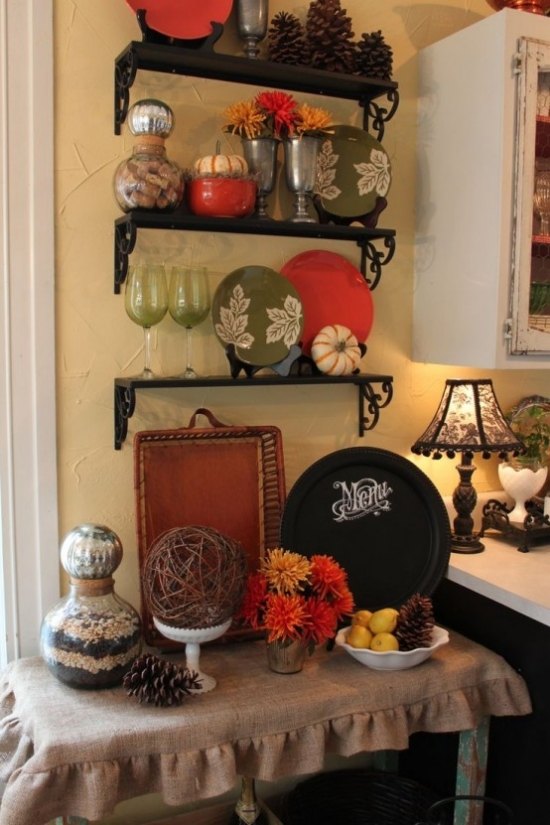 Væghylde vintage ideer til efterårsdekoration i køkkenets interiør