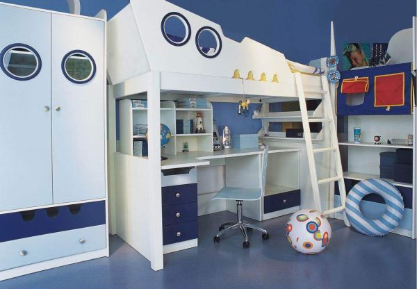 Vælg loftseng til børns værelse-skib design-blå vægfarve