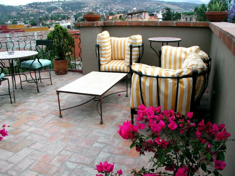 dekoration-idé-til-terrassen-strimler-polstring-metal-havemøbler