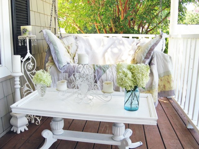 Terrasse hvide træmøbler gyngeseng dekorative puder lys lilla