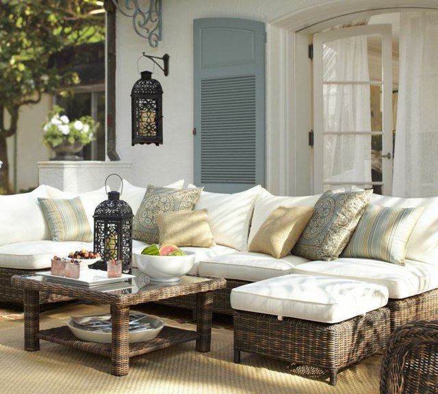 Rattan møbler dekorative hynder frugtskåle landlig stil hus terrasse