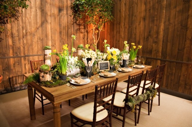 form muntre blomster rustikke bordstole træhegn