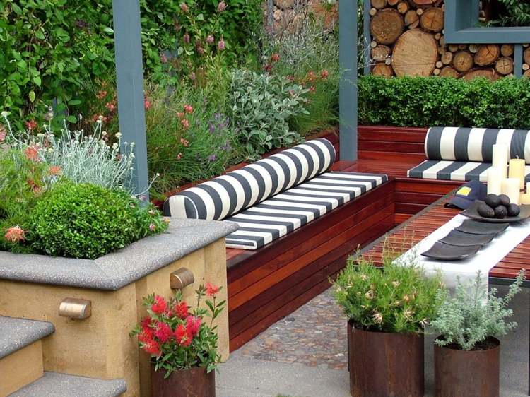 dekoration idé til terrassen bænk-strimler-planter-spiseplads