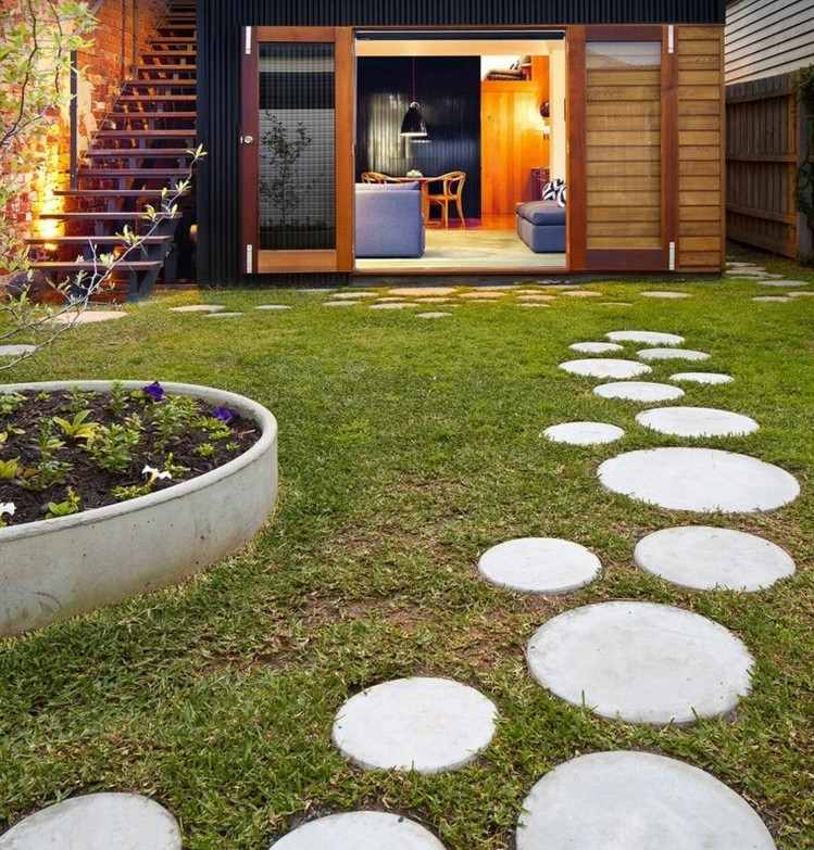 have-sti-design-rund-beton-plade-græsplæne