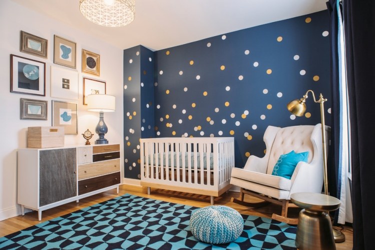 baby værelse-dekoration-dreng-kobolt-blå-væg-maling-hvid-gule-prikker