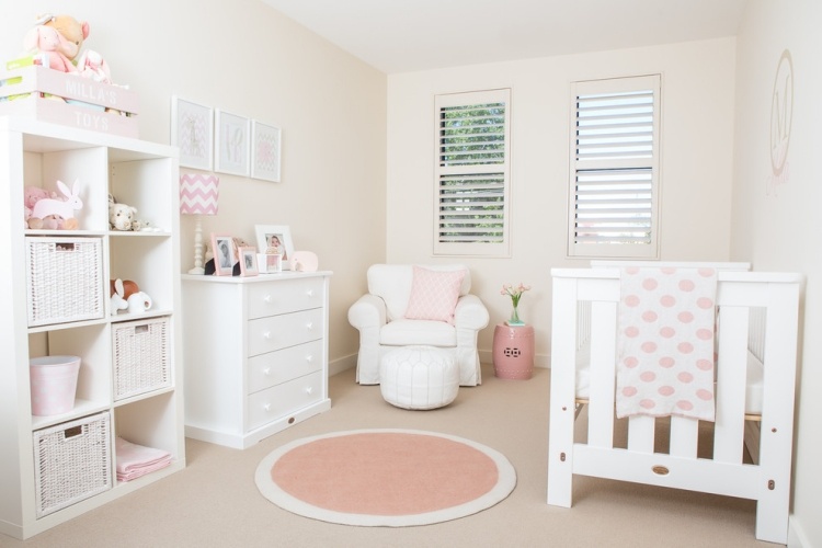 baby værelse-deco-pige-hvide-møbler-pink-accenter-tekstiler