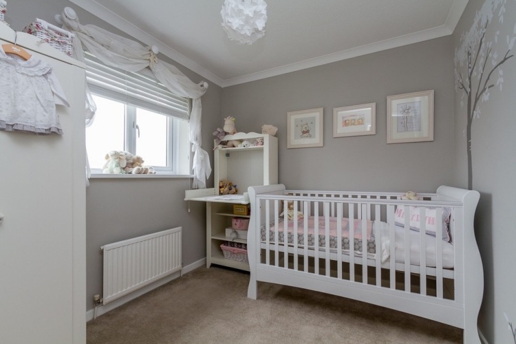 baby værelse-deco-pige-lys-grå-væg-farve-hvid-møbler-pink-accenter
