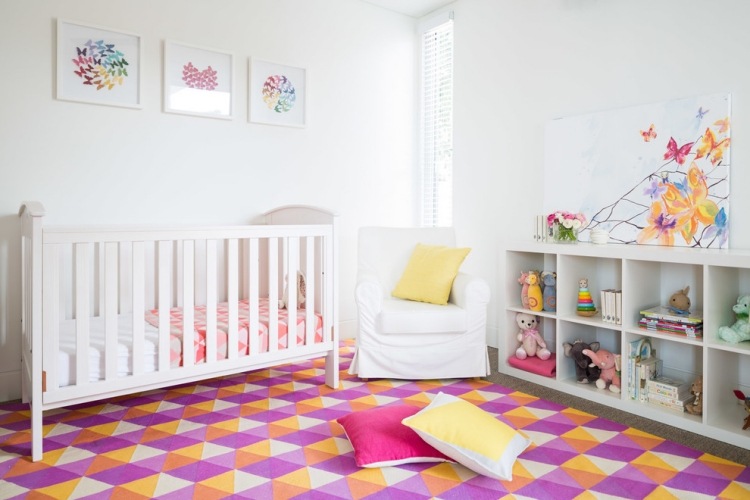 baby værelse-dekoration-geometrisk-farverigt-tæppe-hvidt-væg-møbler