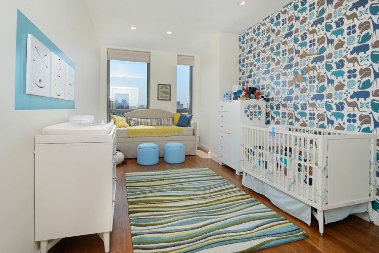 Baby værelse deco-dreng-blå-tapet-dyr-motiv-hvide-møbler