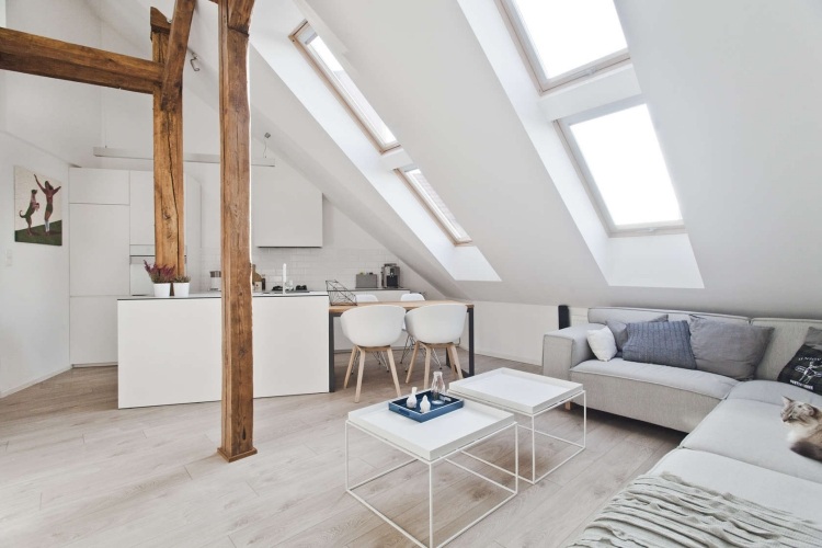 Ideer til indretning af et hjem skråt tag-ovenlys-stue-skandinavisk stil-hvide træbjælker