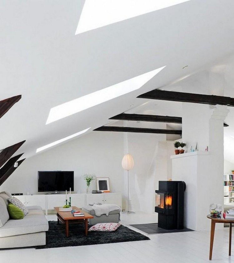 idé-lejlighed-møblering-skråt-lofter-sort-hvid-minimalistisk-pejs-støtte-rig i kontrast