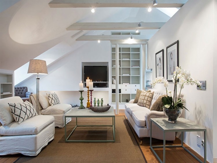 idé-lejlighed-møblering-skråt lofter-stue-hvid-sofa-lænestol-aftagelig polstring
