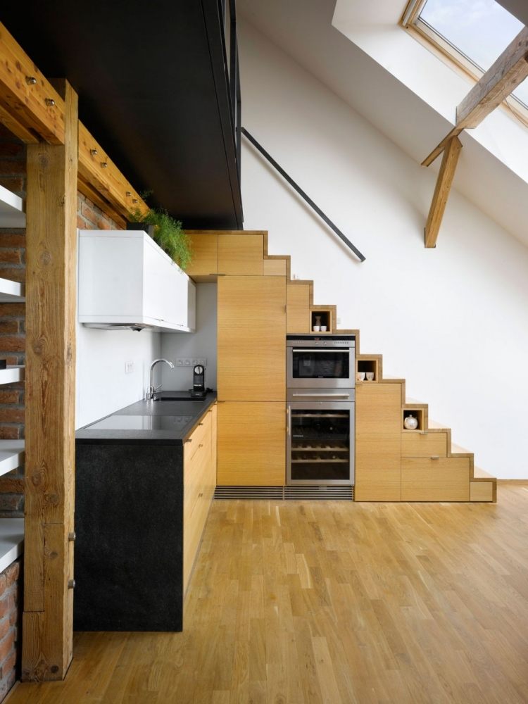 idé-lejlighed-møblering-skråtag-lille-lejlighed-ovenlys-køkken-trætrapper