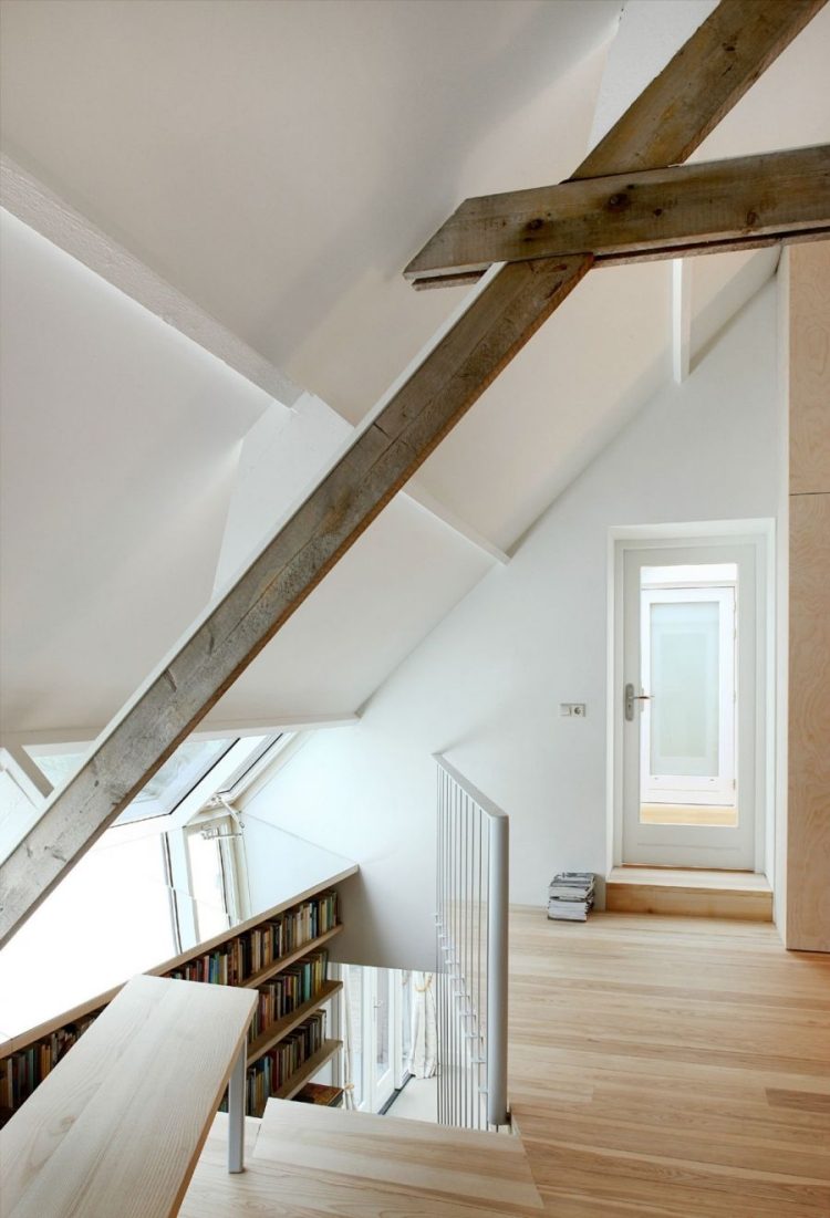 idé-lejlighed-indretning-ovenlysvinduer-træbomme-træbjælker-trapper-bibliotek væg-ovenlysvinduer-terrassedøre