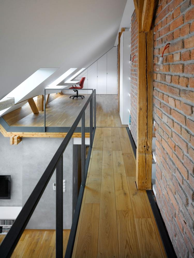 idé-lejlighed-møblering-skråtag-trappe-muret væg-arbejdsrum-ovenlysvindue