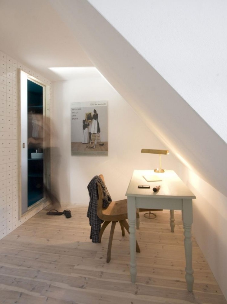 idé-lejlighed-møblering-skråt lofter-hvidt trægulv-skrivebord-bordlampe-arbejdsplads