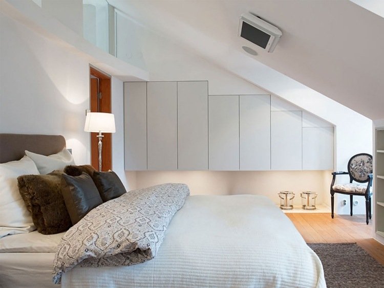 idé-lejlighed-møblering-ovenlysvinduer-soveværelse-hvidt-indbyggede skabe-seng-ovenlys-seng-loft-puder