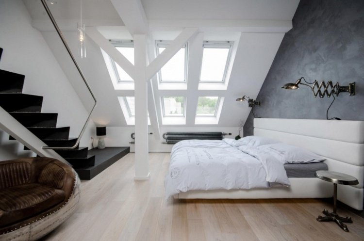idé-lejlighed-møblering-skråt-lofter-soveværelse-wiess-grå-seng-polstret-sengegavl-nat lamper