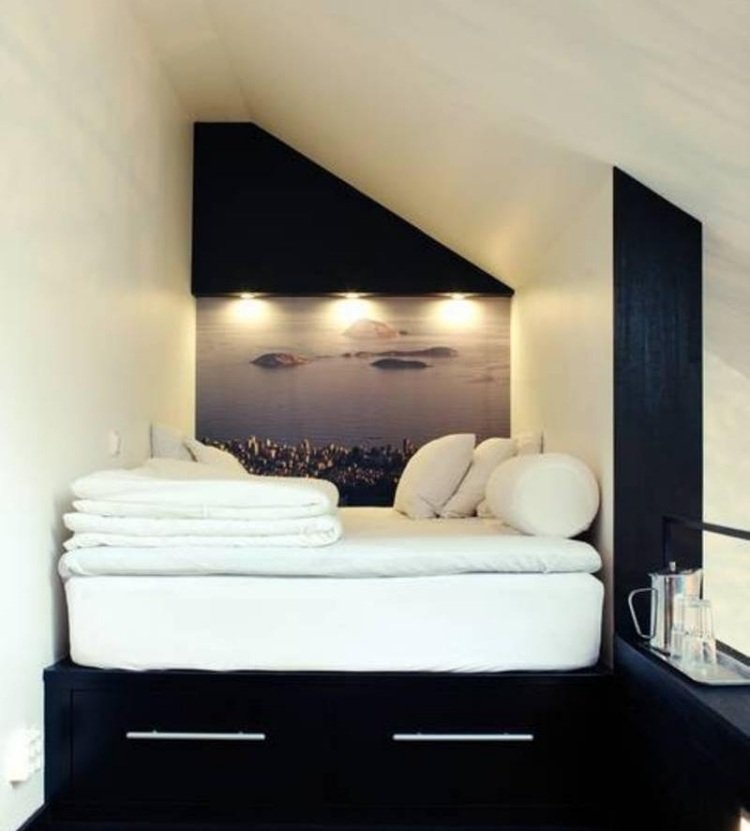 idé-lejlighed-møblering-skråt lofter-soveværelse-lille-sort-hvid-seng-belysning-skuffer