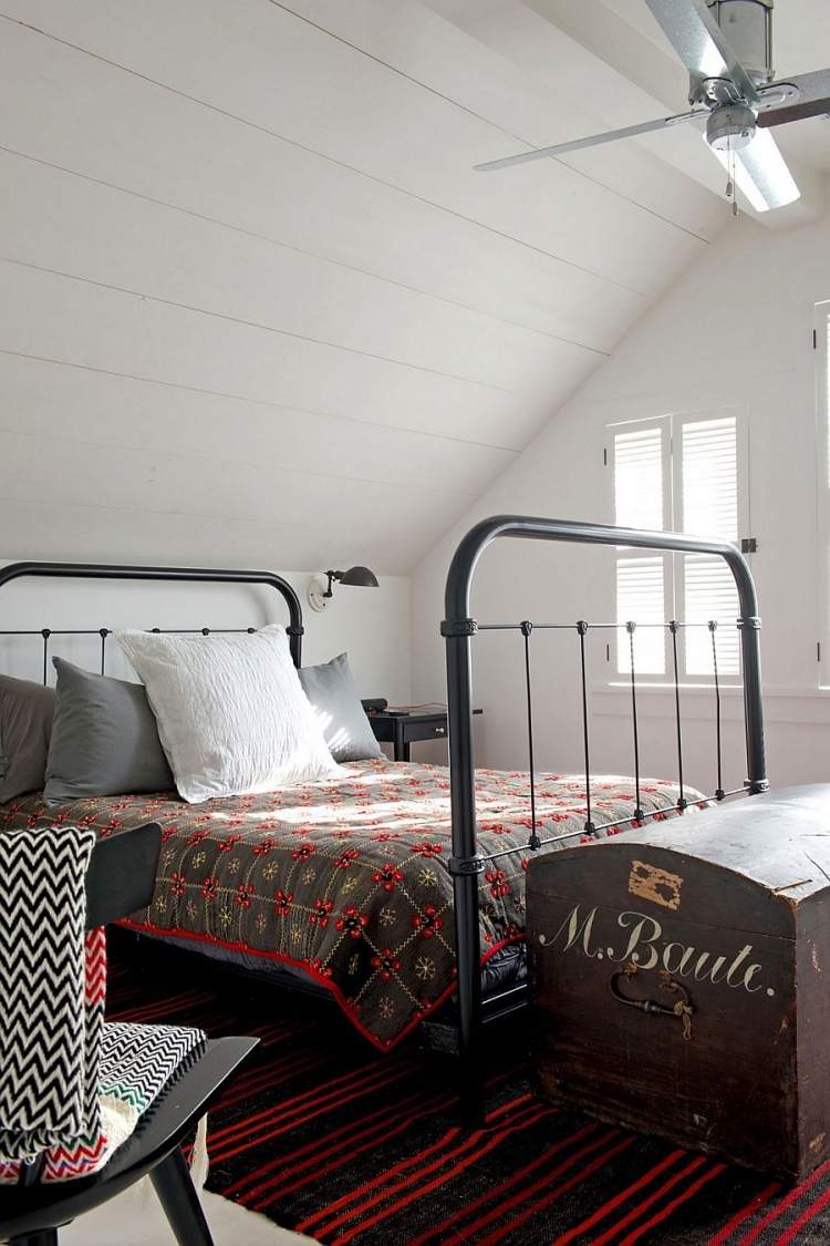idé-lejlighed-møblering-skråt lofter-soveværelse-vintage-hvid-ventilator-loft panel-tæppe