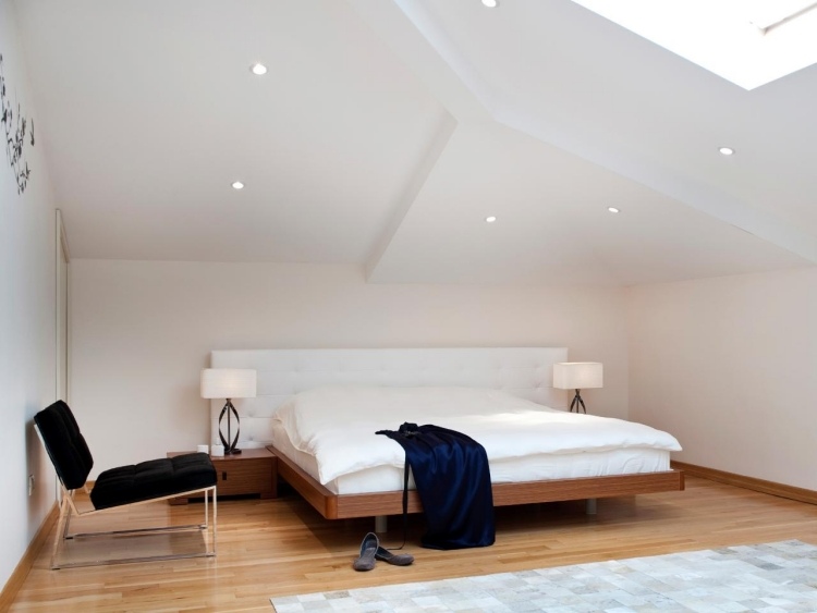 idé-lejlighed-møblering-skråtag-hvide pletter-loft-parket-gulv-seng-polstret hovedgærde