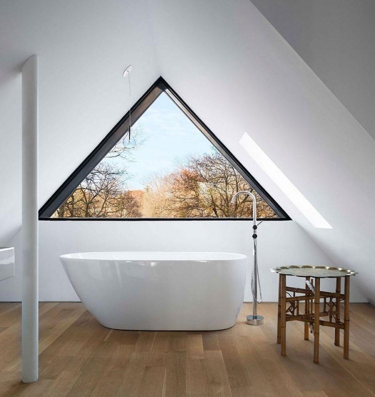 idé-lejlighed-indretning-skråt-lofter-fritstående badekar-vindue-trekantet-hvidt træ