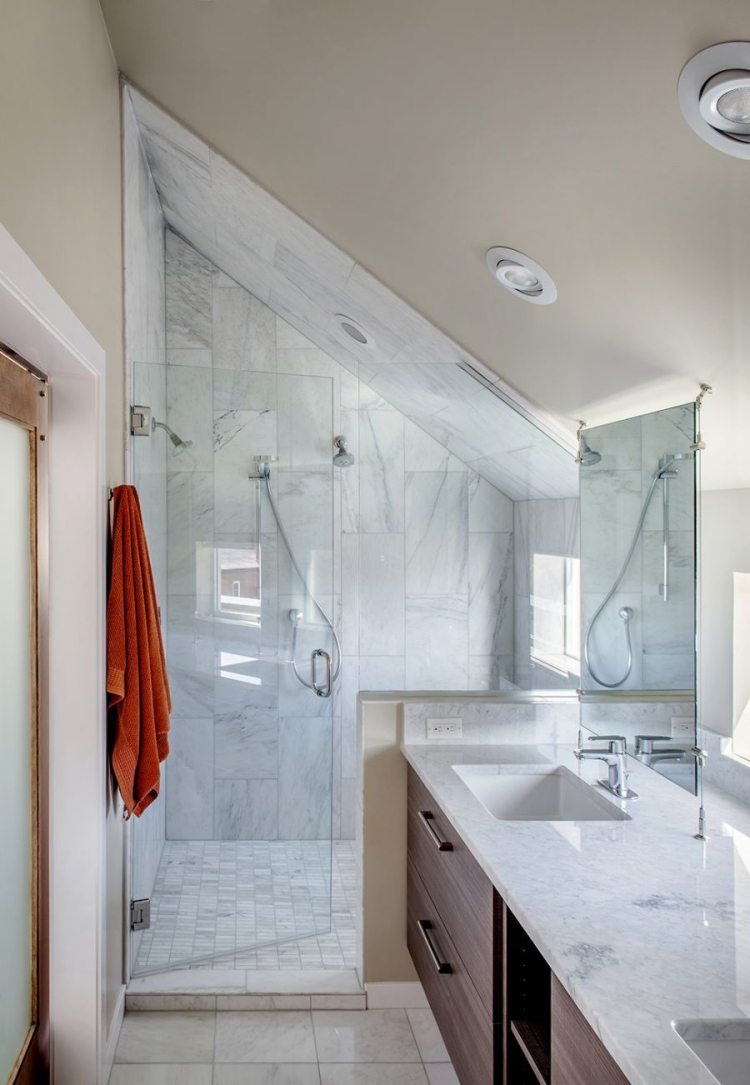 idé-lejlighed-møblering-skråt lofter-badeværelse-marmor-forfængelighed-glas væg-spytter-enkel