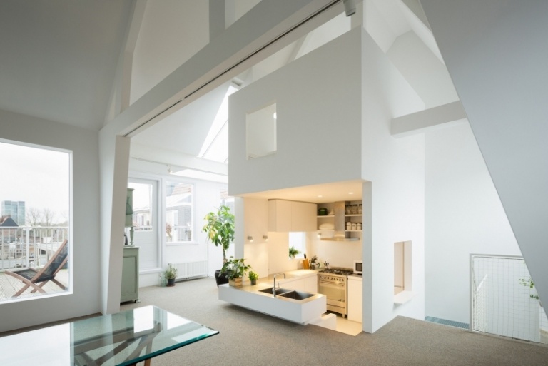 Ideer til boligindretning-skrå lofter-hvidt-højt til loftet-minimalistisk-åbent-køkken-niche