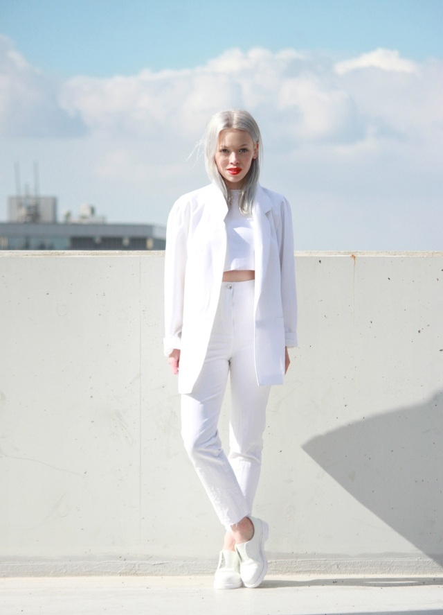 helt hvid-outfit-jeans-høj-talje-crop-top-blazer