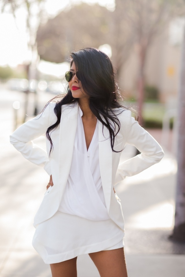 elegant-outfit-helt-hvid-kort-kjole-asymmetrisk-blazer