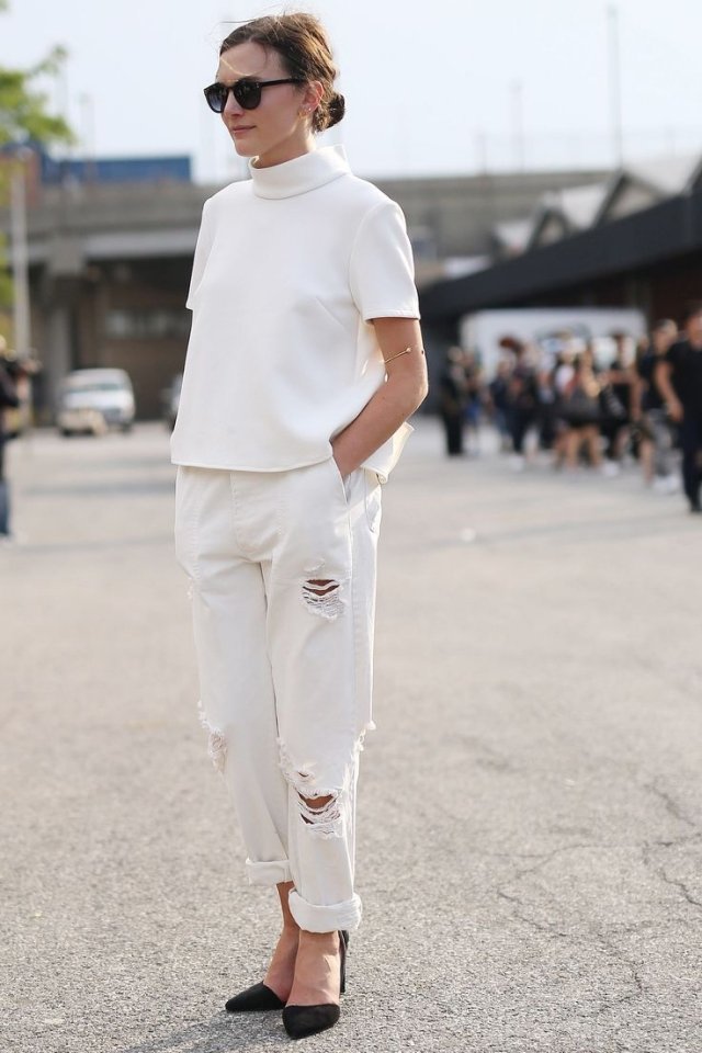 outfit-helt-hvid-bred-revet-jeans-bluse