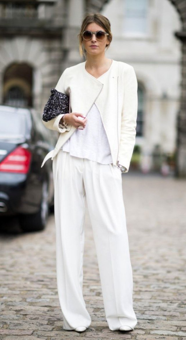 efterår-outfit-alle-hvide-brede-bukser-asymmetrisk-jakke