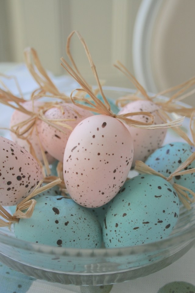 påske dekorationer ideer shabby chic æg farver pink blå plettet raffia