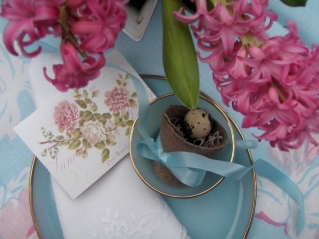 borddekoration idé shabby chic pink hyacint vagtelæg lyseblå