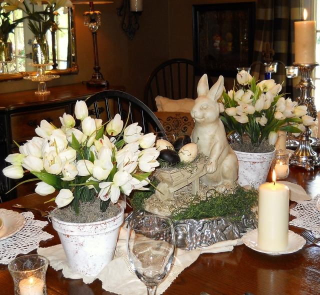 påske dekoration bord landsted stil mos kanin figur tulipaner lerkrukke