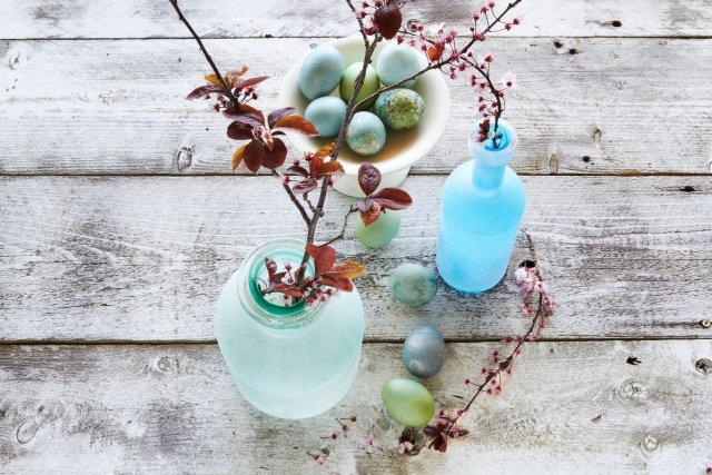 Påske dekoration ideer shabby chic landsted turkisblå vaser æg grene
