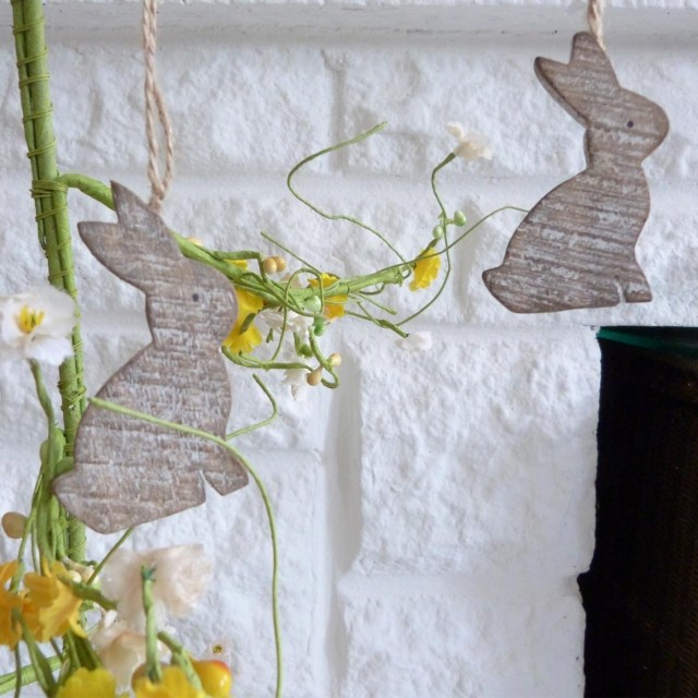 Påske dekoration ideer shabby chic træ kaniner hvidvasket vedhæng