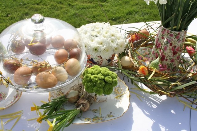 påskebrunch borddekoration udendørs grønne hortensiaæg klokkeglas