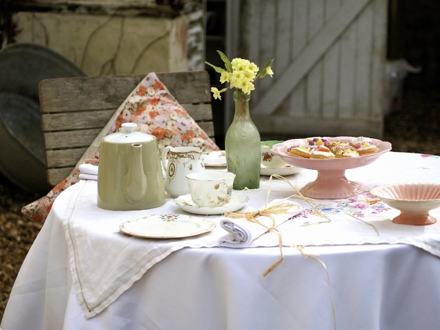 påskebrunch grøn pink landlig blomstermotiver