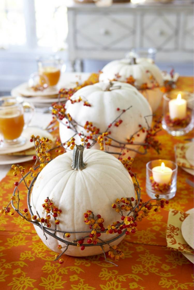 halloween dekoration hvid græskar guirlande efterårsfarver stearinlys banketbord
