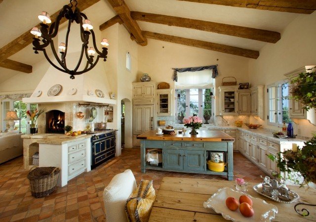 Indretning-land-hus-køkkener-i-toskansk stil-marmor-bordplader-lysekroner-smedejern
