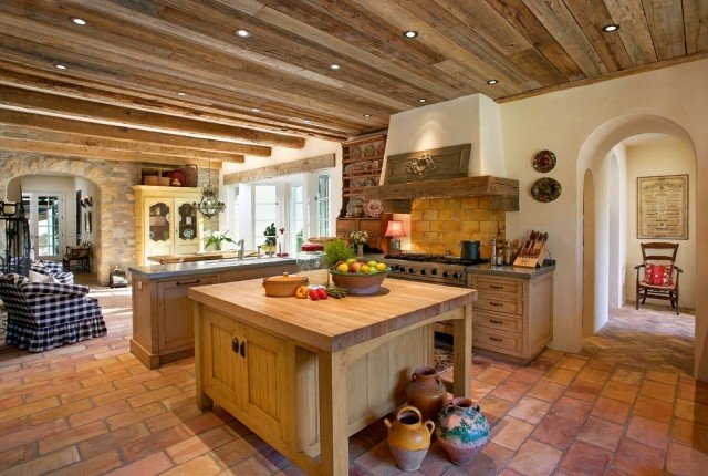 moderne-køkken-i-land-hus-stil-naturlige-materialer-terracotta-natur-træ-olieret-sten