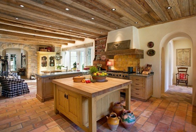moderne-køkken-i-land-hus-stil-naturlige-materialer-terracotta-natur-træ-olieret-sten