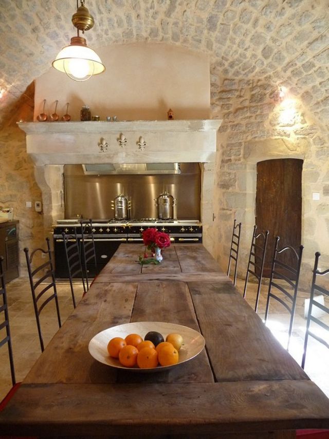 Landhuskøkkener-i-toscansk stil-middelhavs-levende-følelse-naturlige materialer-rustikt-træ-metal