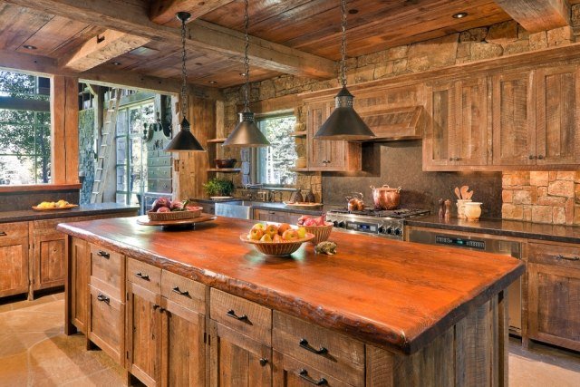 rustikt-køkken-sydlig-stil-massivt-træ-møbler-ø-vedhæng-lys-design