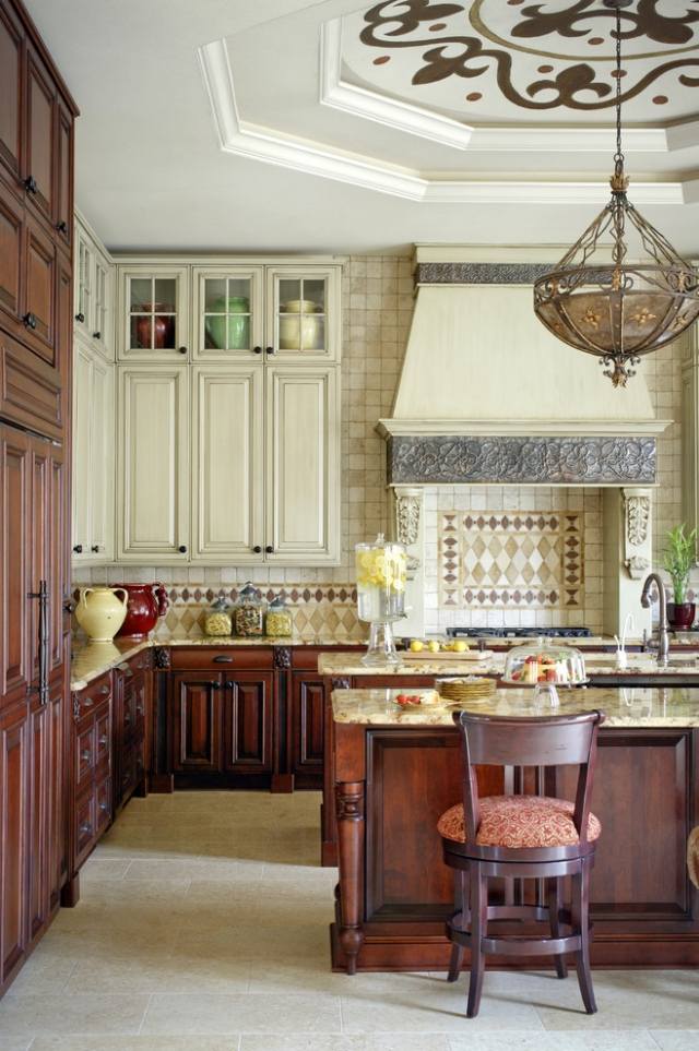 Rustikt-land-hus-køkken-hyggeligt-elegant-kunstfærdigt-mosaik-flise-køkken bagvæg
