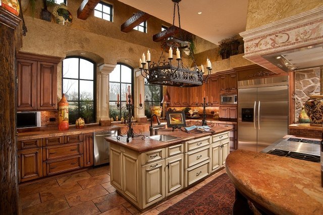 Landhus-køkken-i-toscansk stil-middelhavs-flair-fliser-gulv-terracotta-lysekrone-jern