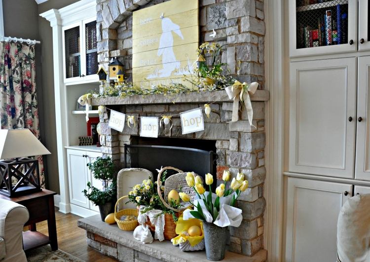 påske-dekoration-ideer-hus-skorsten-tulipaner-gule-friske kurve