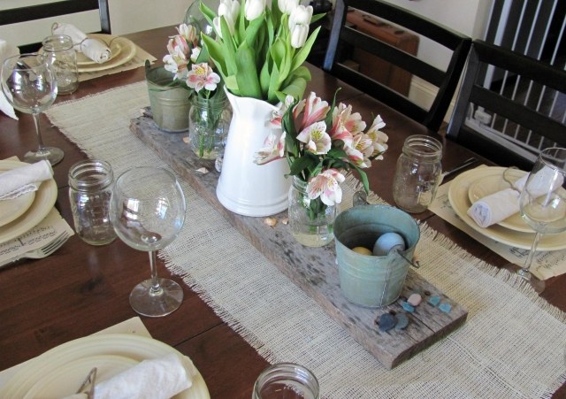 borddekoration landlig påske forår jute bordløber spandkande