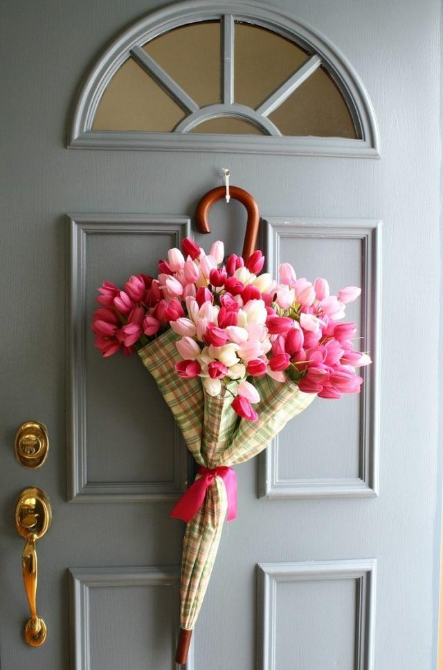 påske dekoration ideer hoveddør tulipaner lyserød paraply